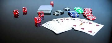 Seseorang sedang membaca panduan responsible gaming di layar ponsel dengan tenang