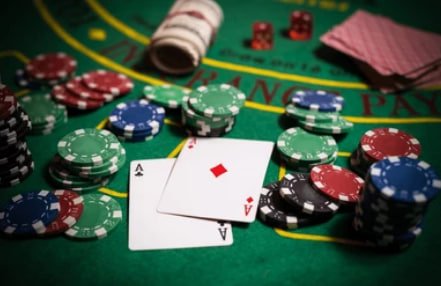 Meja live casino dengan dealer sungguhan dalam suasana elegan dan profesional